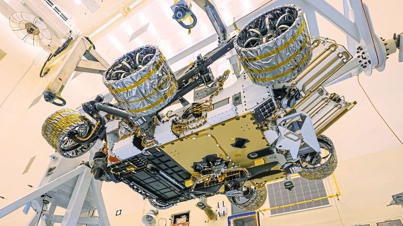 Mission Mars 2020: Rover Perseverance mit darunterliegendem Mini-Helikopter. (NASA/JPL)