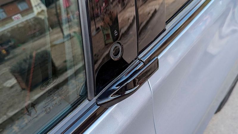 Das ist der Türgriff. Die Tür öffnet sich aber nur, wenn man auch auf den Öffnungsknopf darüber drückt. (Bild: Rosenow – VCG)