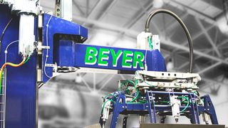 Im Dreiachs-Schwenkarmpalettierers Multipal SA werden kompakte und leistungsstarke
Zykloidgetriebe verbaut. (Bild: Nabtesco)