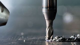 Wenn Fertigungsprozesse wie das Bohren sich als fehleranfällig erweisen, können Assistenzsysteme helfen, die Qualität zu erhöhen. (Shutterstock, Rombo Studio)