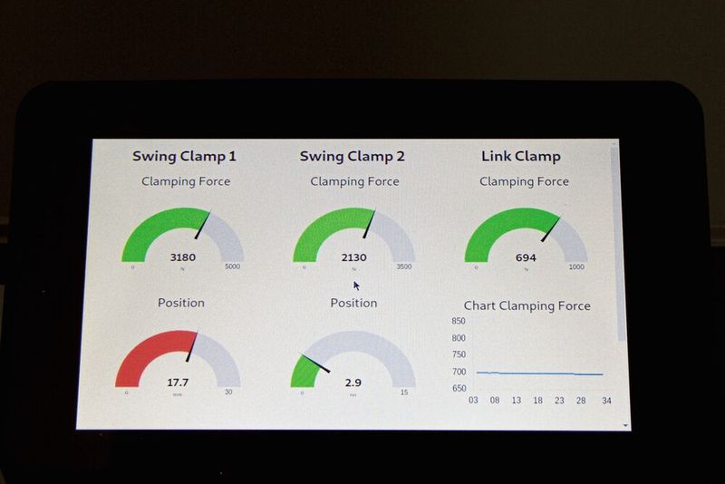 Auf der AMB demonstriert Roemheld anhand einer Spannvorrichtung mit integrierter Sensorik die Ausgabe von Hubstellung, Spannkraft und Spanndruck. (Bild: Roemheld)