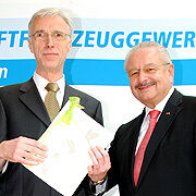 Nach vielen gemeinsamen Jahren wird Uwe Grautegein (li.) vom Präsidenten des Landesverbandes Hessen, Jürgen Karpinski, verabschiedet. (Archiv: Vogel Business Media)