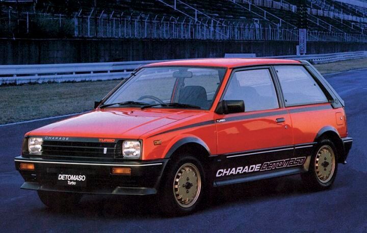 Im Januar 1984 begann der Verkauf des Charade De Tomaso, der zusammen mit Nuova Innocenti in Italien entwickelt worden war. Im Dezember 1985 baute Daihatsu das insgesamt zehnmillionste Fahrzeug. Die Produktion des Jahres 1985 belief sich auf 729.000 Fahrzeuge.  (Bild: Daihatsu)