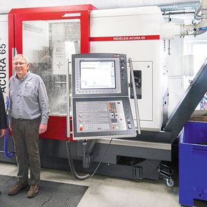 Georg Pfisterer (r.), Inhaber der Pfisterer Feinwerktechnik GmbH, ist von der Präzision und Leistung seiner Acura 65 überzeugt.