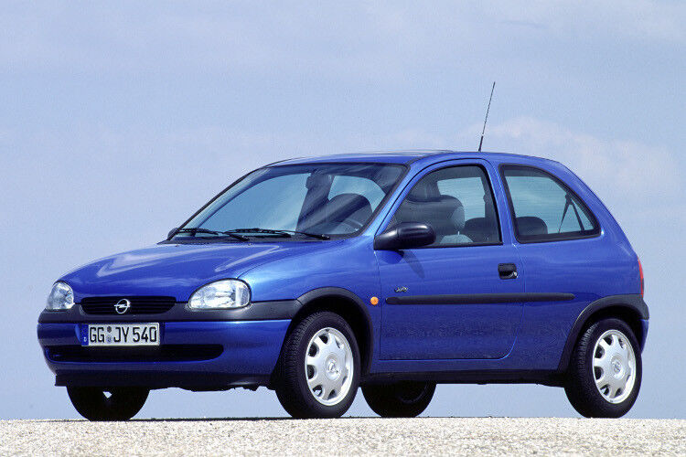 Die zweite Generation, der Corsa B, ist auch heute noch auf den Straßen zu sehen und hat mit seinem kugeligen Design lange für frischen Wind im Gegensatz zum konservativen Image der Marke gestanden. Er wurde von 1993 bis 2000 gebaut. (Foto: Opel)