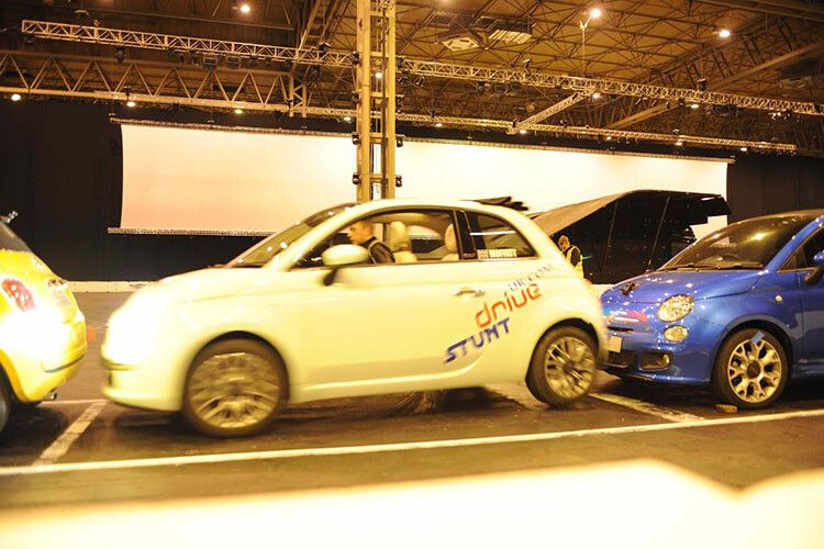 Mit einem Fiat 500C 1.2 Cult driftete er in eine Parklücke, die nur 7,5 Zentimeter länger war als das Auto selbst. (Foto: Guinness World Records)