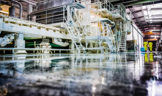 Blick in eine Papierproduktionsanlage: Munksjö schafft mit dem Projekt „Sunrise“ die digitale Basis für durchgängige Prozesse von ERP und MES bis zur standortübergreifenden Transparenz.(Bild:  Munksjö)