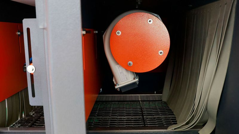The blow-off system at the machine exit ensures that the housing components are leaving the blast machine without any adhering dust particles and residual blast media. (Source: Rösler Oberflächentechnik)