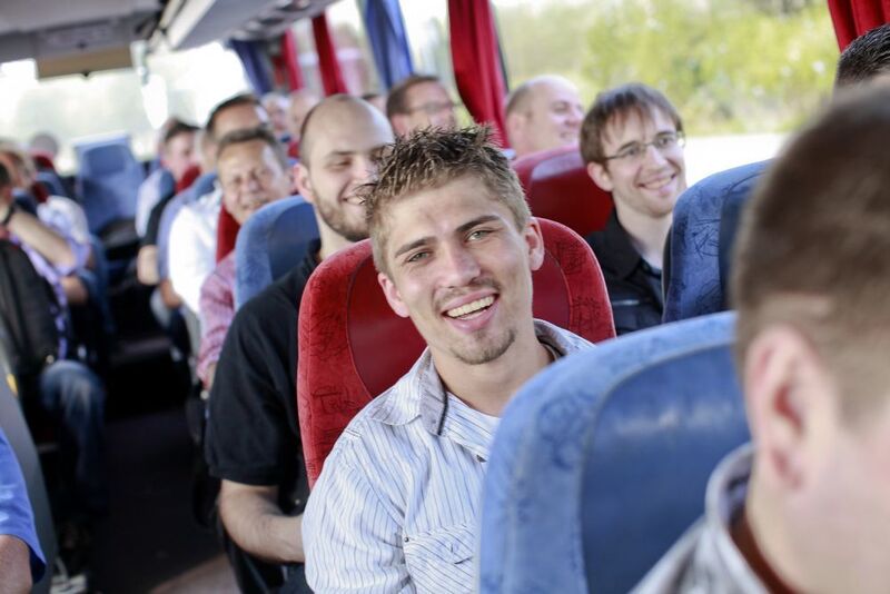Fröhliche Gesichter auf der Busfahrt zur Abendveranstaltung auf der MS Karlsruhe. (Bild: SoftEngine)