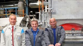 Chef mit Erfindern: Dr. Raimund Rösch, Leiter der Gießerei Hannover, muss dank Eckard Schäfer und Tom Schablack weniger Energiekosten einplanen (v.l.n.r.). (Bild: Volkswagen)