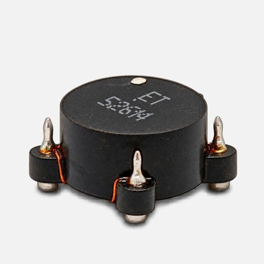 Die ET-52600 von Elytone ist eine kompakte SMD-Common-Mode-Drossel. Solche Bauteile dienen dazu, Gleichtaktstörungen in Stromversorgungs- und Leistungselektronik zu unterdrücken.(Bild:  Elytone)