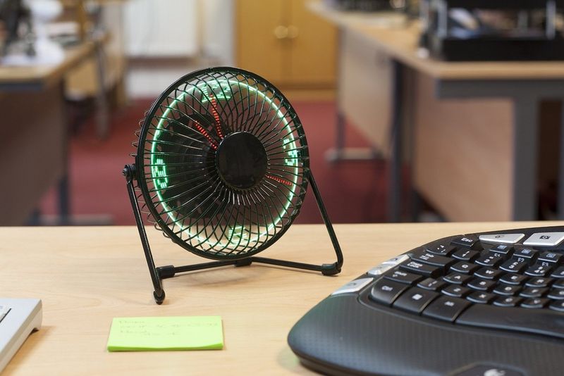 Perfekt für heiße Sommertage im Büro: Der LED-Uhr-Ventilator. Einfach über das USB-Kabel anschließen und schon verschafft Ihnen dieses praktische Schreibtisch-Accessoire eine kleine Abkühlung und verrät Ihnen ganz nebenbei noch die Zeit bis zum Feierabend. Bei Amazon gibt es den Mini-Ventilator für 25,95 Euro. (Bildquelle: Amazon)