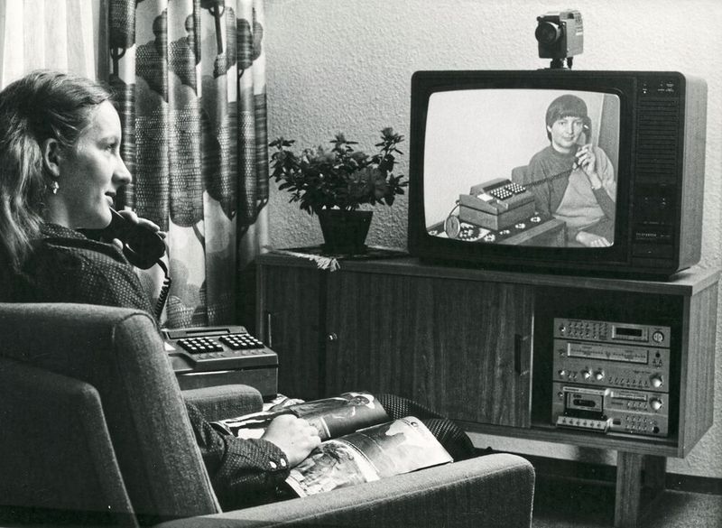 Heimeliges auf der Funkausstellung 1981: AEG-Telefunken demonstriert die neuen Übertragungsmöglichkeiten der Glasfaser. Mit dem gläsernen Kabel und einer Videokamera ist es möglich, beim Telefonieren den Gesprächspartner auf dem Heimfernseher anzuschauen. (Bild: AEG-Telefunken)