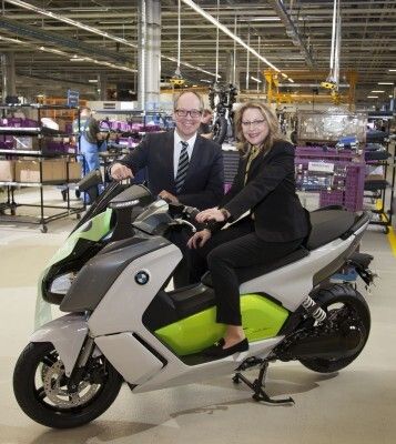 BMW Werk Berlin: Start der Serienproduktion des BMW C evolution. Werkleiter Dr. Marc Sielemann mit Cornelia Yzer, Senatorin für Wirtschaft, Technologie und Forschung. (Bild: BMW)