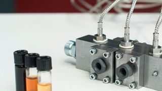 Neues System zur Schmieröl-Überwachung während des Betriebs: Das Öl fließt durch zwei Sensormodule in eine Messzelle, wo es mit Infrarotlicht durchleuchtet wird. Verschiedene Sensorelemente fangen das Licht auf und werten die acht unterschiedlichen spektralen Bereiche aus. So lassen sich Rückschlüsse auf den Zustand des Schmierstoffs ziehen. (Universität des Saarlandes)