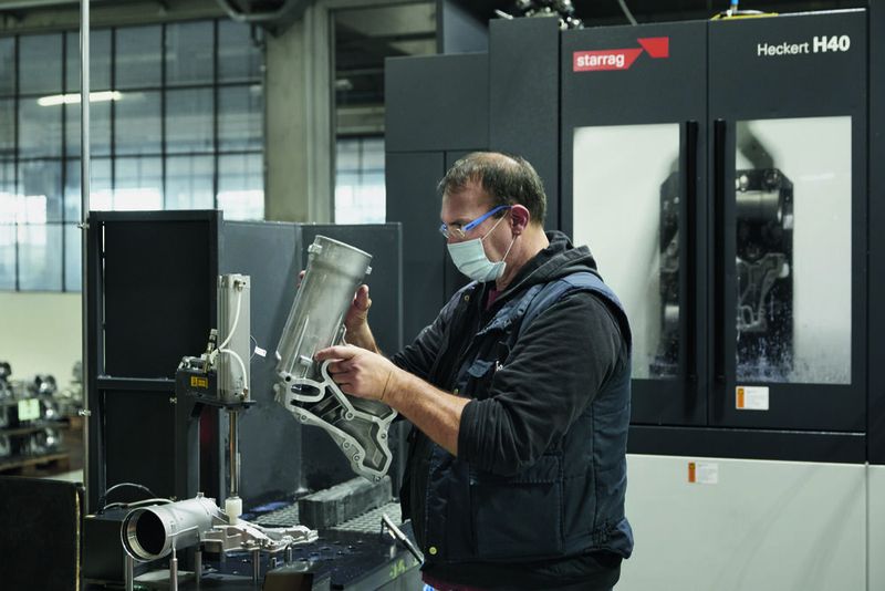 Facharbeiter Sergio Mulazzi überprüft das Gehäuse eines Ölfilters.   (Bild: Starrag / Ralf Baumgarten)