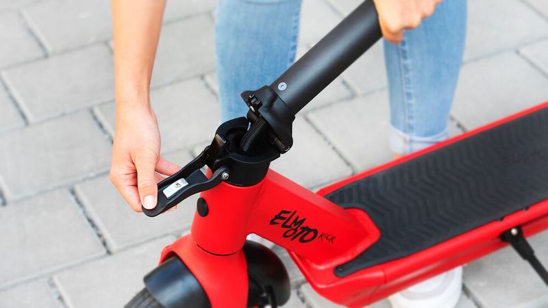 Der Klappmechanismus ist simpel und leichtgängig. (Bild: Govecs)