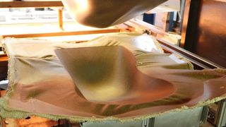 Vollständig biologisch abbaubar: Sitz eines Rennautos des Formula Group T Racing Teams aus Belgien im Herstellungsprozess (Bild:  Sirris Leuven-Gent)