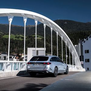 Wer das Raumangebot eines riesigen Kombis mit dem Fahrkomfort einer großen Limousine verbinden will, landet bei der E-Klasse.(Bild:  Mercedes-Benz)