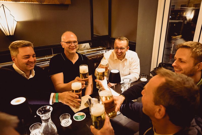 Das sieht man am Nachbartisch genauso (Bild: Stefan Bausewein)