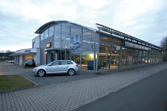 Das Audi-Zentrum bildet den Abschluss der Automeile der Firma Hotz und Heitmann. (Archiv: Vogel Business Media)