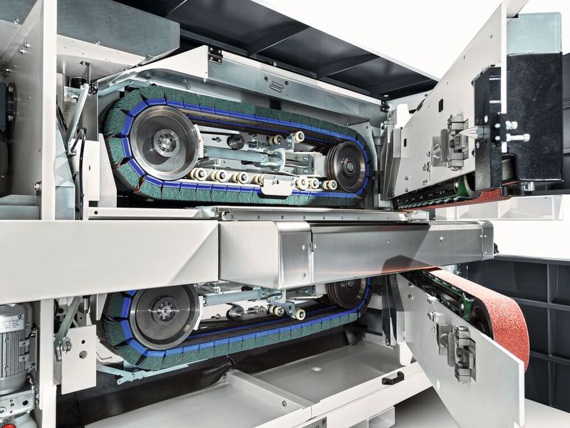 Durch ein zusätzliches Schleifband können die beim Laserschneiden entstandenen Grate effizienter nachbearbeitet werden. (Bild: Lissmac)