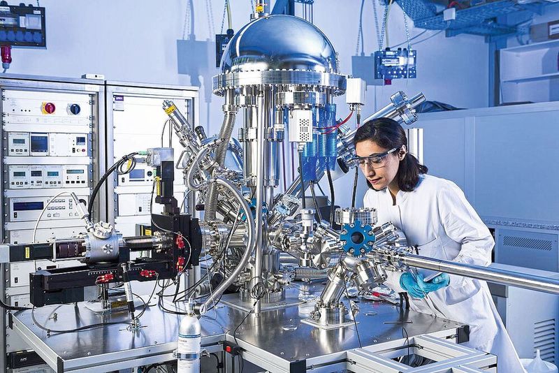 Doktorandin Niyousha Karimi Paridari untersucht elektrochemische Eigenschaften unterschiedlicher Materialien, um sie für neue Energiespeichertechnologien nutzbar zu machen. (Bild: Laila Tkotz (KIT))