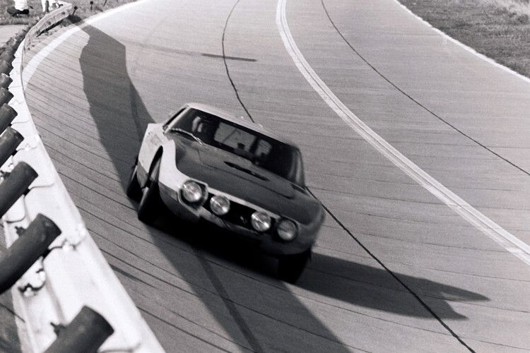 Dabei waren es auch technische Rafinessen, die dem 2000 GT Vorteile gegenüber der Konkurrenz bescherte: Mit drei Weber-Doppelvergasern etwa waren die nur 850 Kilogramm wiegenden 200-PS-Toyota 250 km/h schnell. (Foto: Toyota)