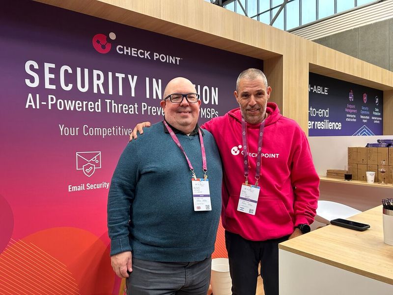 Nicht zu übersehen, das leuchtende Pink: Alexis Holmes (l.) und Eyal Shtern waren für Checkpoint im Einsatz.  (Bild: Vogel IT-Medien)