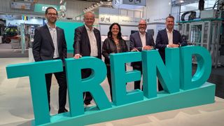 Tobias Baur, Geschäftsführer Vertrieb und After Sales, Guido Frohnhaus, Technikgeschäftsführer, die geschäftsführenden Gesellschafter Juliane Hehl und Michael Hehl sowie Steffen Kroner Geschäftsführer Finanzen, Controlling, IT und Personalmanagement (von rechts) nach der Vorstellung des Allrounder Trend am Vorabend der K 2025.  (Bild: Redaktion)