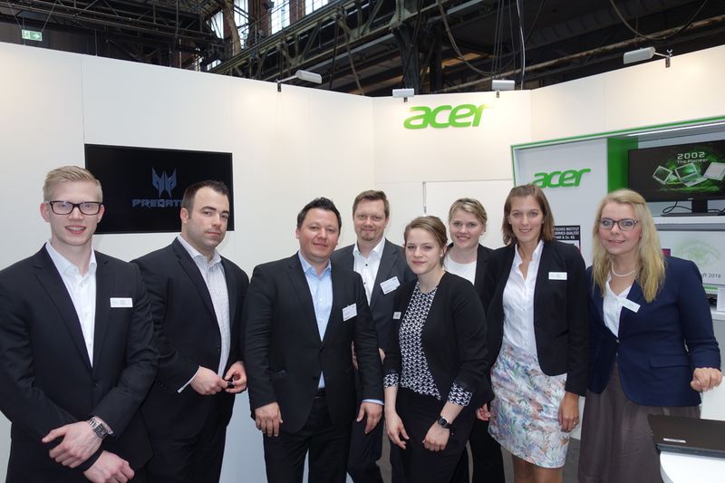 Das ACER Team mit (4. v. l.)  Heinrich Voth, ALSO. (Bild: IT-BUSINESS)