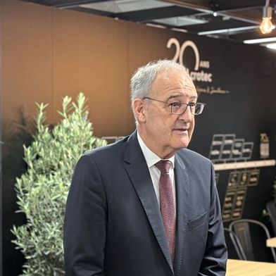 Der offizielle Besuch von Bundespräsident Guy Parmelin war von zahlreichen Gesprächen an verschiedenen Ständen geprägt. (Bild: EPHJ)