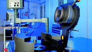 Mit der Universalblechprüfmaschine sind exakte Auswertungen der Dehnungen und Formveränderungen über den gesamten Verlauf möglich. (Bild: Thyssen Krupp Steel Europe)