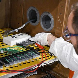 Kontaktieren einer Pouchzelle mit Elektrodenmaterialien aus dem ThüNaBsE-Projekt.(Bild:  Fraunhofer IKTS)