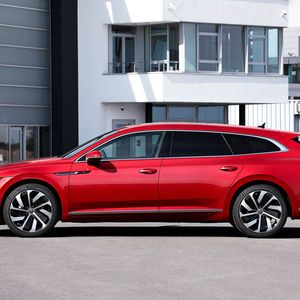 Mit 4,87 Metern Länge und 2,84 Metern Radstand ist ein Arteon alles andere als kompakt.(Bild:  VW)