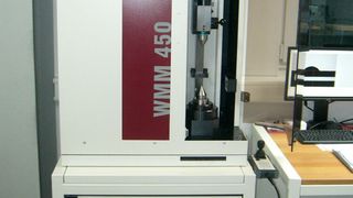 Diese WMM 450 ist ein Messsystem für komplexe Bauteile übernimmt zusammen mit anderen Schneider-Messtechnik-Anlagen die Qualitätssicherung bei der Hipp-Group. Sie dokumentiert fertigungsbegleitend die Präzision bei Drehteilen aus Titan. (Schneider Messtechnik)