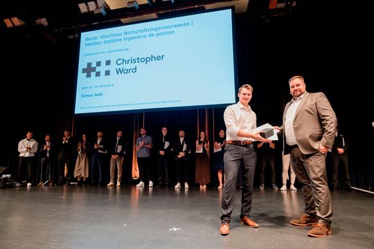 Simon Aebi (links) wird für den besten Abschluss in Wirtschaftsingenieurwesen ausgezeichnet. Rechts: Moritz Maier, in Stellvertretung des Fachbereichsleiter Wirtschaftsingenieurwesen. Der Preis wurde von Christopher Ward zur Verfügung gestellt.(Bild:  Matthias Käser)