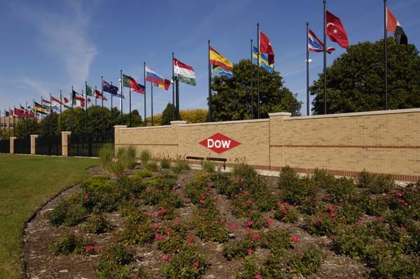 Platz 2: Dow Chemical, USA  Dow Chemical ist am Umsatz gemessen das zweitgrößte Chemieunternehmen der Welt nach BASF mit einem Umsatz von 46,28 Milliarden Euro in 2011. Der Gewinn des Herstellers von Grund- und Spezielchemikalien betrug im Vorjahr 2,15 Milliarden Euro. (Bild: Dow Chemcial)
