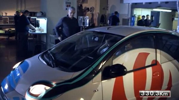 Elektromobilität ist nur ein Beispiel von vielen, wie man die Metall-Luft-Technologie ensetzen kann. Die testfahrt aber hat gezeigt, dass die Metall-Luft-Technologie funktioniert und sich kurz vor der kommerziellen Nutzung steht. Wir werden sie wohl bald überall sehen können - und sie macht unser Leben sicherer, sauberer, unabhängiger vom Öl und senkt zudem Energiekosten. Phinergy: Die Zukunft liegt in der Luft. (Phinergy)