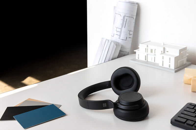 Die zweite Generation der Surface Headphones soll eine bessere Klangqualität bieten. Den Over-Ear-Kopfhörer mit Noise Cancelling gibt es nun auch in Schwarz. (Microsoft)