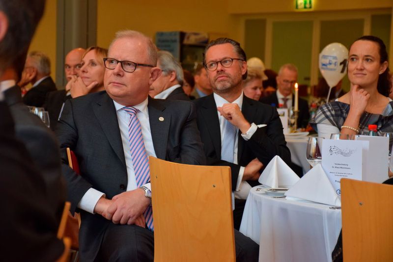 Erwin Fidelis Reisch, Präsident des Verbands Deutscher Zeitschriftenverleger, Olaf Mußhoff und Birgit Roloff von der Automechanika (v. li.) (Wenz)