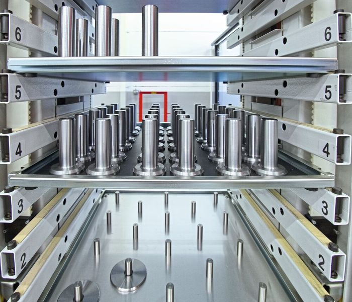 Les composants stockés dans les tiroirs de la tour de stockage sont facilement identifiables. Celle-ci offre suffisamment d'espace pour permettre une production autonome pendant la nuit. (Bild: Matthias Böhm)