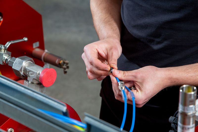 Eine Schlüsselrolle kommt der Lapp Ölflex EB zu, sowohl als geschirmte als auch als ungeschirmte Variante, die eigensichere Stromkreise mit hohem Zündschutz an den Initiatoren der Hochdruckkompressoren verbindet. (Bild: Lapp)