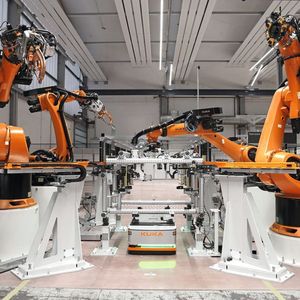 Platz 10: Smarte Matrix-Produktion: Kuka macht Zukunft erlebbar – Auf dem Gelände des Augsburger Anlagen- und Maschinenbauers Kuka eröffnet am 20. März 2018 das Smart Production Center, das die Roboterproduktion der Zukunft live erlebbar macht. Herzstück der smarten Matrix-Produktion ist die Kuka Software Smart-Production-Control.