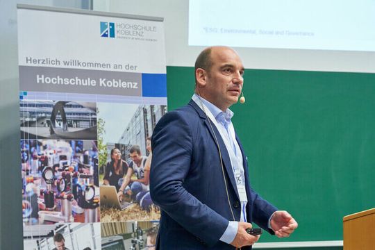(Dr. Christoph Falk-Gierlinger, Geschäftsführer der Continental Engineering Services GmbH, ging in seinem Impulsvortrag auf die Problematik der Lieferketten ein. (Bild: Hochschule Koblenz/Thomas Frey))