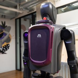 The hot-swappable battery of MenteeBot ensures seamless operation and enables round-the-clock performance for greater efficiency.(Image: Mentee)