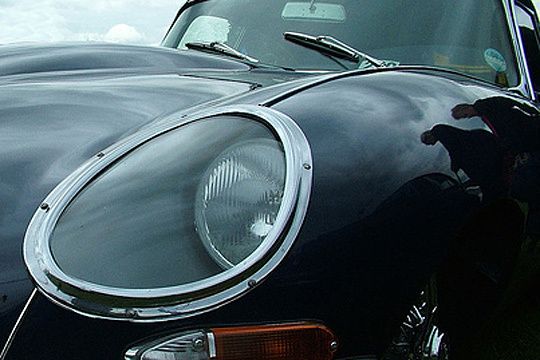 Jaguar: Die britische Edelmarke dürfte vom Glanz ihrer Vergangenheit zehren: Abgesehen von Ferrari und Porsche wird Jaguar-Fahrern mit 6.400 Euro das höchste Gehalt zugeschrieben, entsprechend hohe berufliche Positionen (83 Prozent) bekleiden sie. Dafür braucht man ein gewisses Alter: Mit geschätzten 57 Jahren hat die Marke aus dem Tata-Konzern die ältesten Fahrer. Damit gehen auch zahlreiche eher negative Eigenschaften einher: Vor allem als spießig (72 Prozent) und ernst (75 Prozent) werden die Jaguar-Fahrer wahrgenommen. Die Arroganz (98 Prozent) eint sie mit Fahrern anderer Premiummarken – wenn sie auch das Ranking anführen. (Archiv: Vogel Business Media)