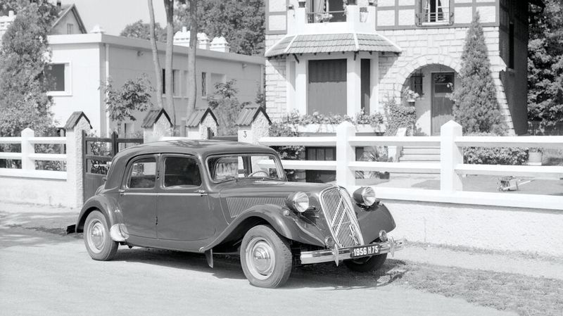 Fortschritt kennt kein Alter – 1953 debütierte der seit 19 Jahren gebaute Citroën Traction Avant als erstes Auto mit Hydropneumatik an der Hinterachse. Denn entgegen dem Klischee von sehr weich gefederten französischen Automobilen war der Traction Avant ziemlich hart gefedert. Mit dem 15 Six H (das „H“ steht für Hydropneumatik) gab es jedoch die Möglichkeit, vor allem den hinteren Passagieren mehr Komfort zukommen zu lassen, indem die Hinterachse bei diesem Modell luftgefedert war. (Bild: Citroen)