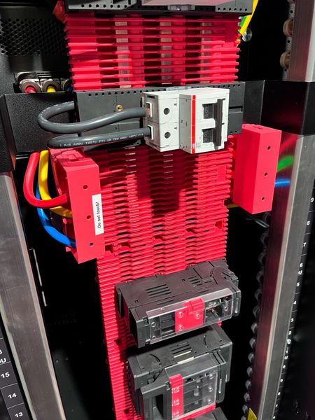 Das ist eine Detailaufnahme der Rittal-Innovation; Erkennbar sind an der Seite die Kabel, über die das Sidecar direkt das Compute-Rack mit Strom versorgt.  (Bild: uo/ Vogel It-Medien GmbH)