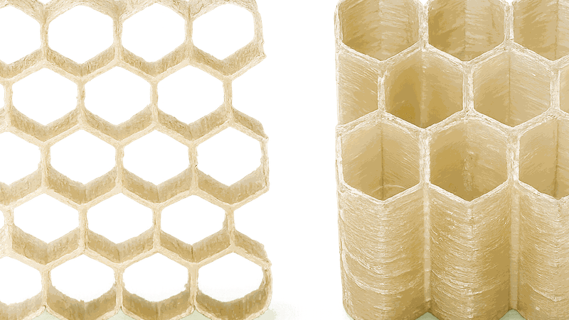 Bionisch inspirierte Wabenstrukturen mit graduell angeordneten Faserwinkeln aus regenerierten Cellulosefasern. Die Leichtbaustrukturen könnten künftig zu nachhaltigeren Sicherheitsbauteilen beitragen.  (Bild:  © HSB - AG Biologische Werkstoffe)